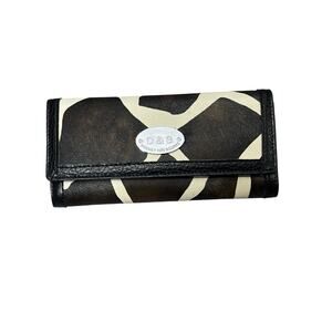 Chic D&B Dooney 1975 Bourne Giraffe Print Trifold
Wallet